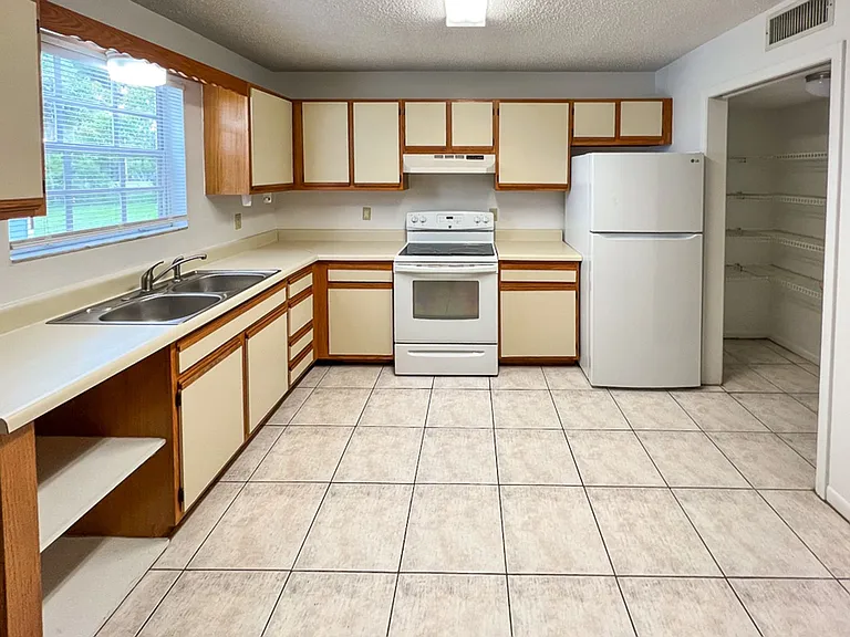 5601 Avenue H — Photo 14