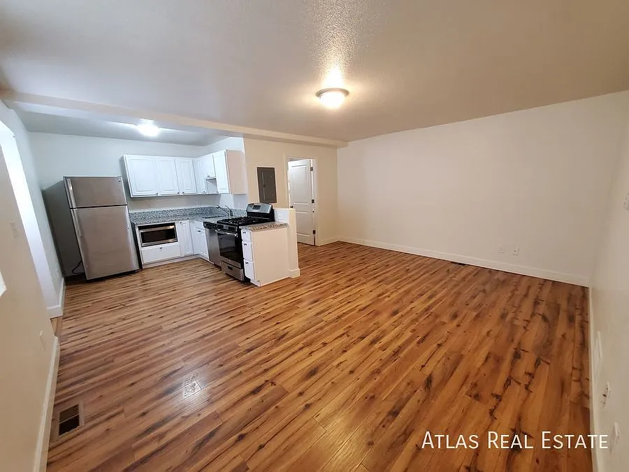 Beautifully Remodeled Ground Floor 1 Bed/1Bath Apartment in Central LaSalle — Photo 4