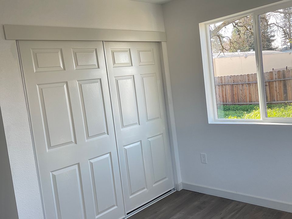 2nd image of 440 3rd St #1/2