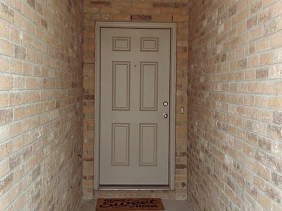 Deep entry way to front door