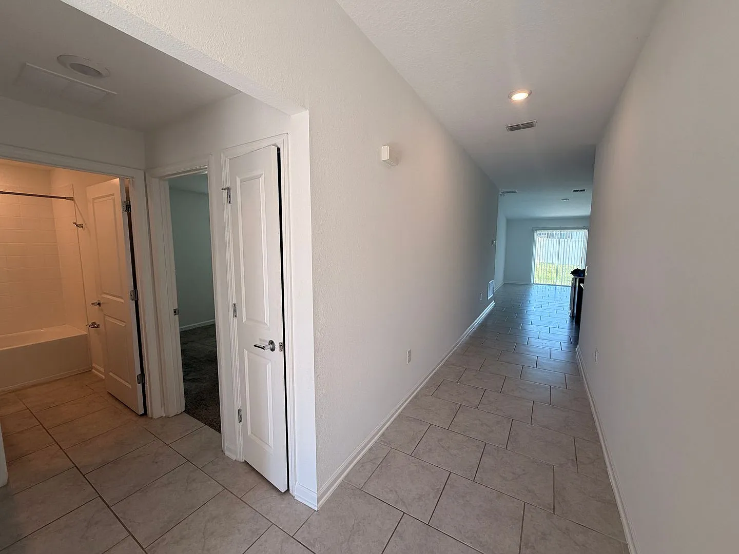 Single Family House Minutes to Davenport Posner Park Shopping Mall — Photo 4