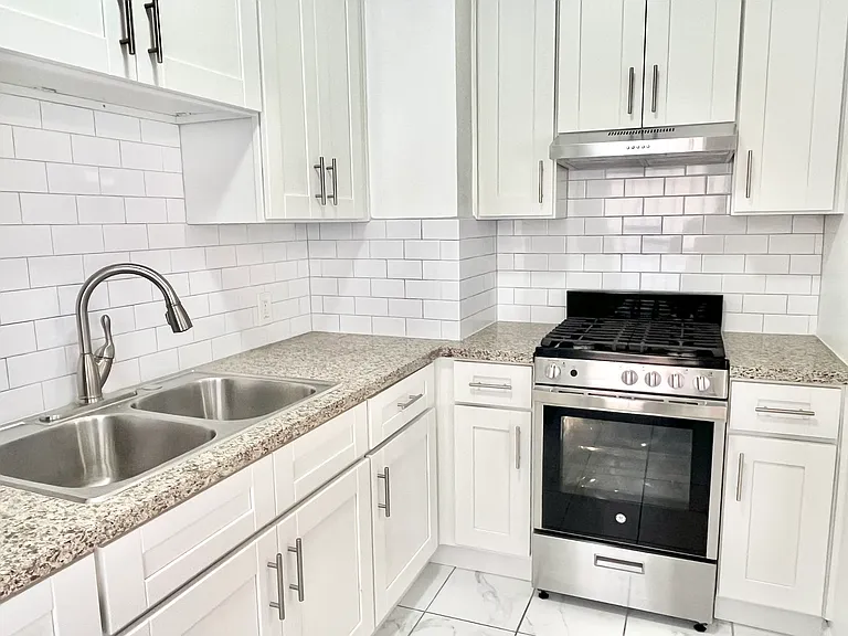 1154 N Formosa Ave — Photo 8