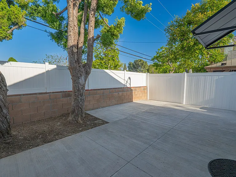 10941 Amestoy Ave — Photo 19