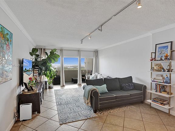 3rd image of 300 Bayview Dr #Penthouse 10