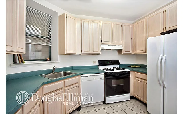 Sold by Douglas Elliman | media 8