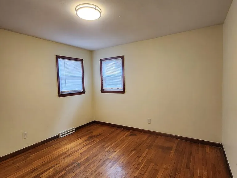 7 Hemlock St — Photo 3