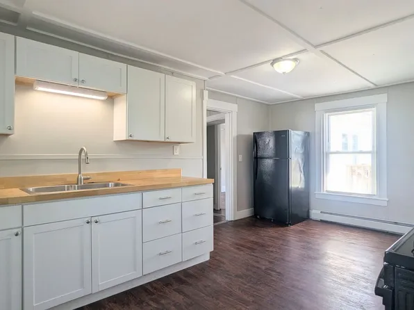 14 Cedar St, 14 Cedar St APT 6, Skowhegan, ME 04976