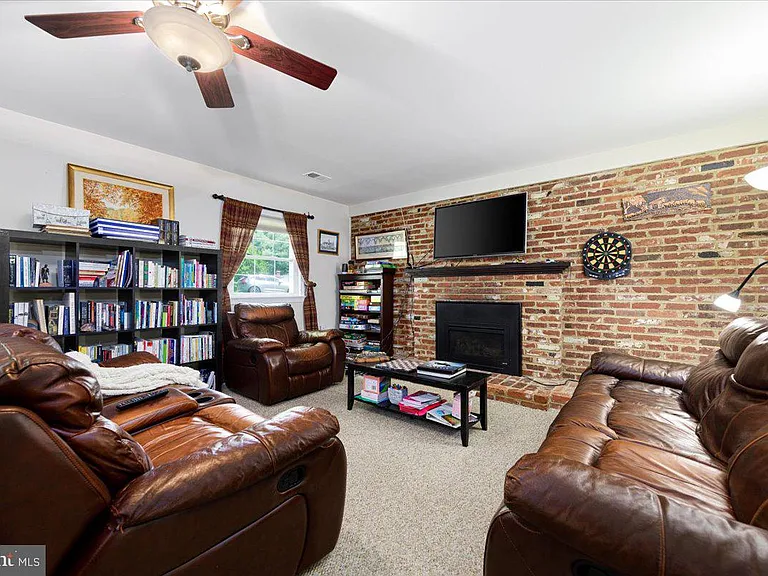 4 Sussex Ct — Photo 26