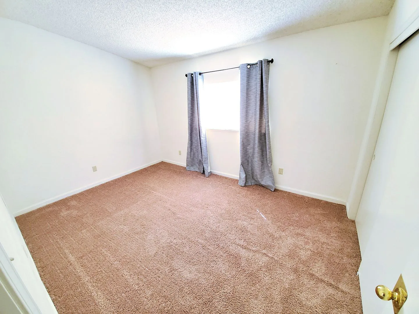 Spacious Townhome in Desirable Cypress Glen Community - Available June 2025 — Photo 4