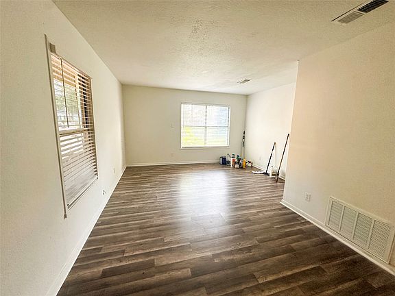 5th image of 877 Willow Dr