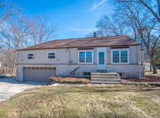 9128 W Saint Martins Rd, Franklin, WI 53132