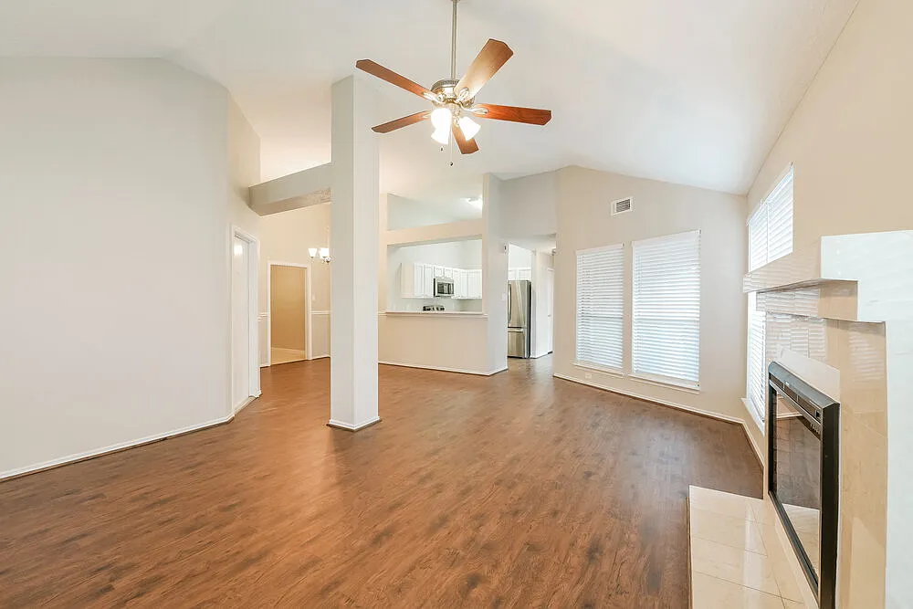 3 bed, 2.0 bath, 1257 sqft, $1,710 — Photo 4