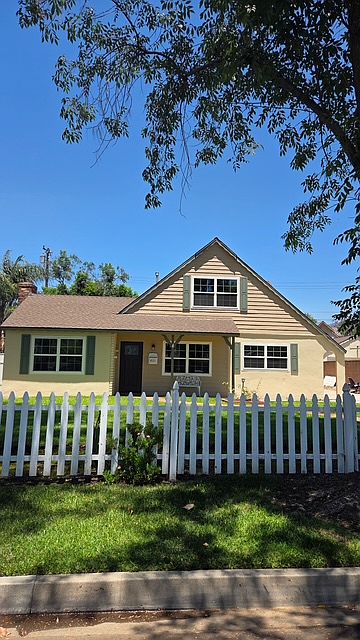 2nd image of 831 E Lemon Ave