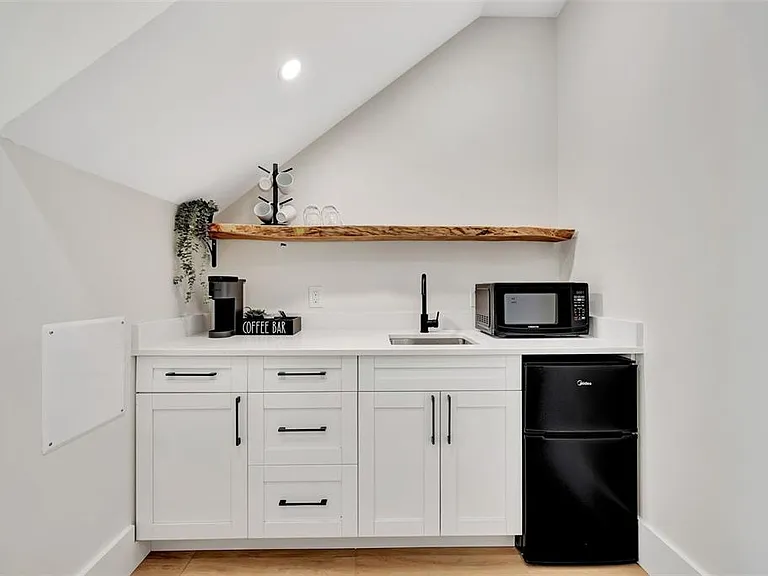 341 Albert St — Photo 26