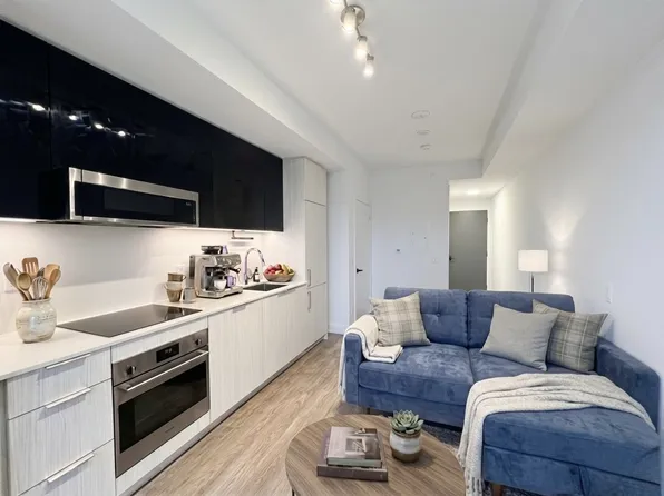 308 Jarvis St #2206, Toronto, ON M5B 0E3