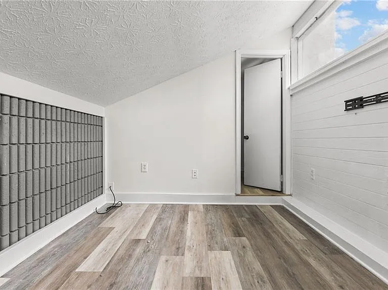 216 Goshen Ln — Photo 26