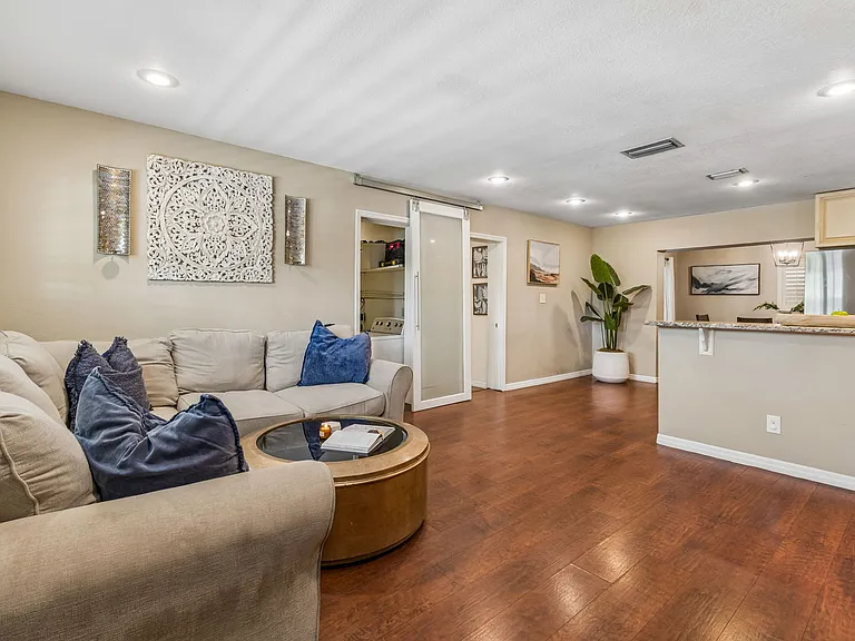 11307 N Boulevard St — Photo 10