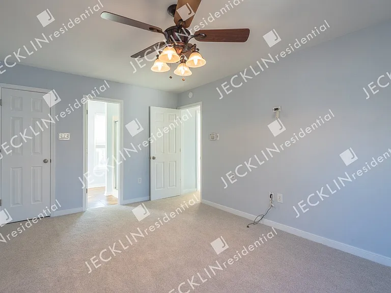 9020 Castle Point Dr — Photo 18