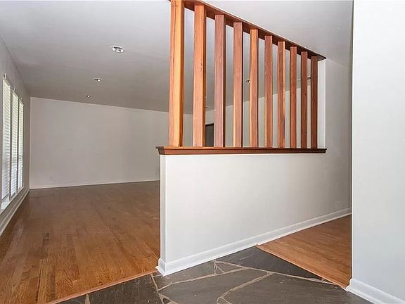 3rd image of 616 Edgefield Rd