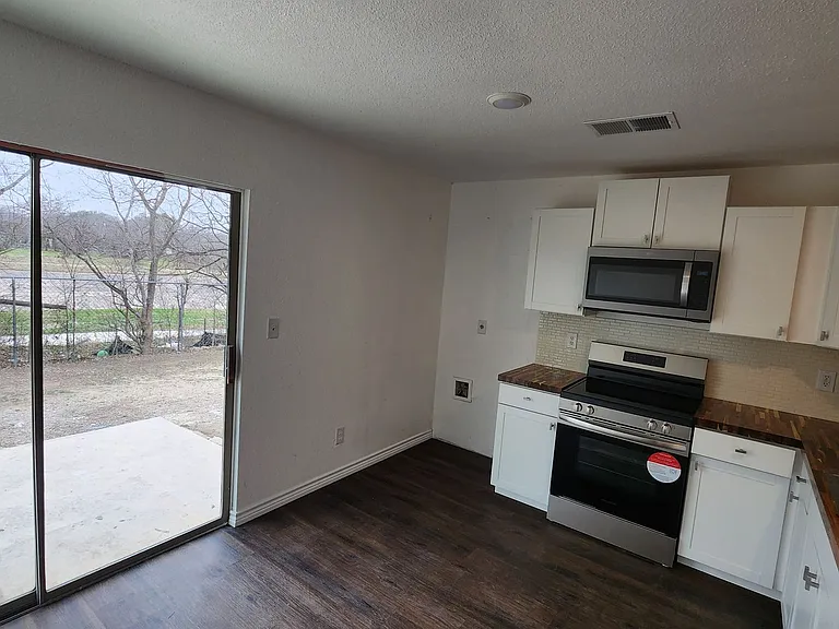 542 Pharis St — Photo 4