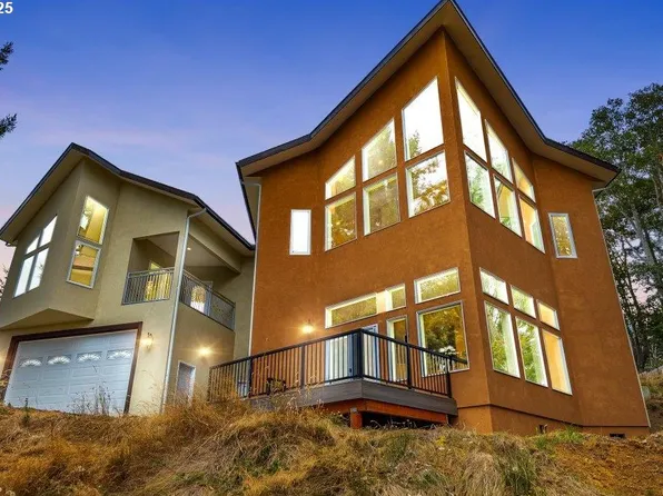 2495 Chester St, North Bend, OR 97459