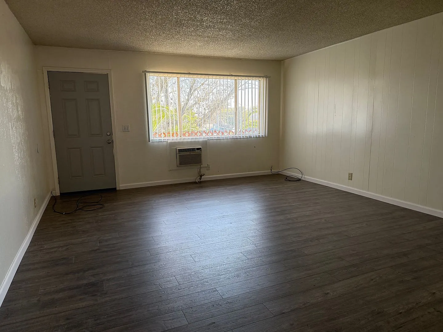 Webster, 405 — Photo 1