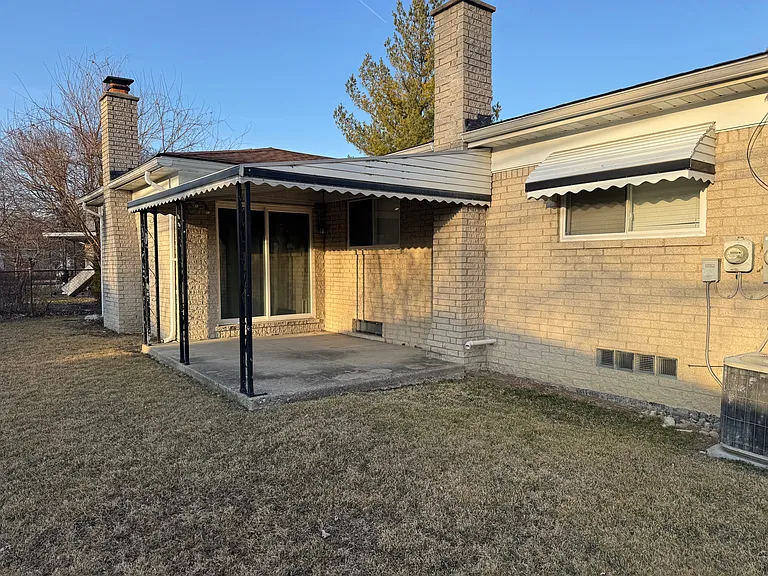 33905 Clifton Dr — Photo 2
