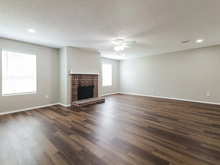 1435 Foxwood Ln — Photo 4