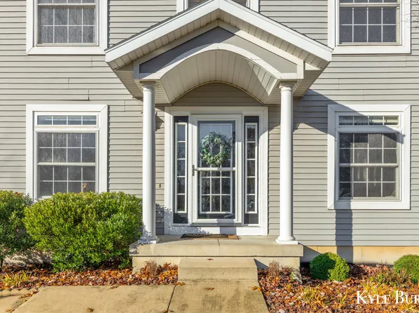 5747 Grand Oaks Dr NE, Comstock Park, MI 49321