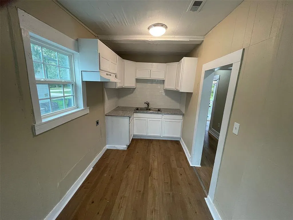 2 bed, 1.0 bath, 648 sqft, $995 — Photo 2