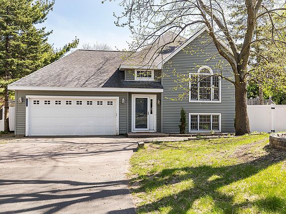 2nd image of 8876 Knollwood Dr