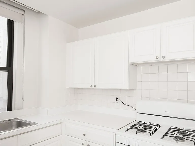 Midtown Apartments — Photo 3