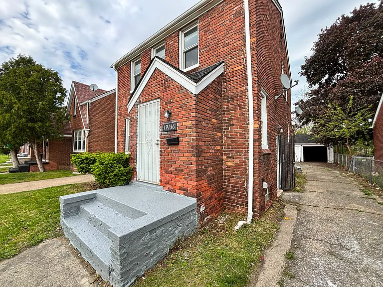 19136 Gable St — Photo 1