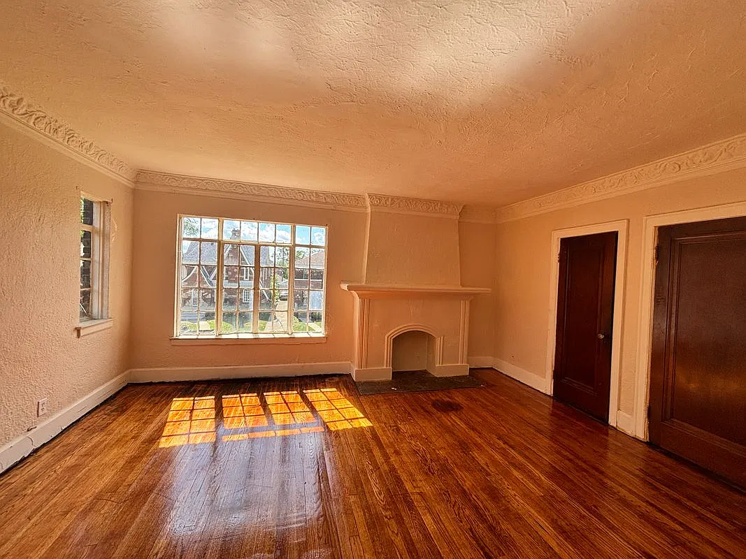 2 bed, 1.0 bath, 1287 sqft, $950 — Photo 2