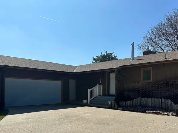319 N Shore Dr, Hastings, NE 68901