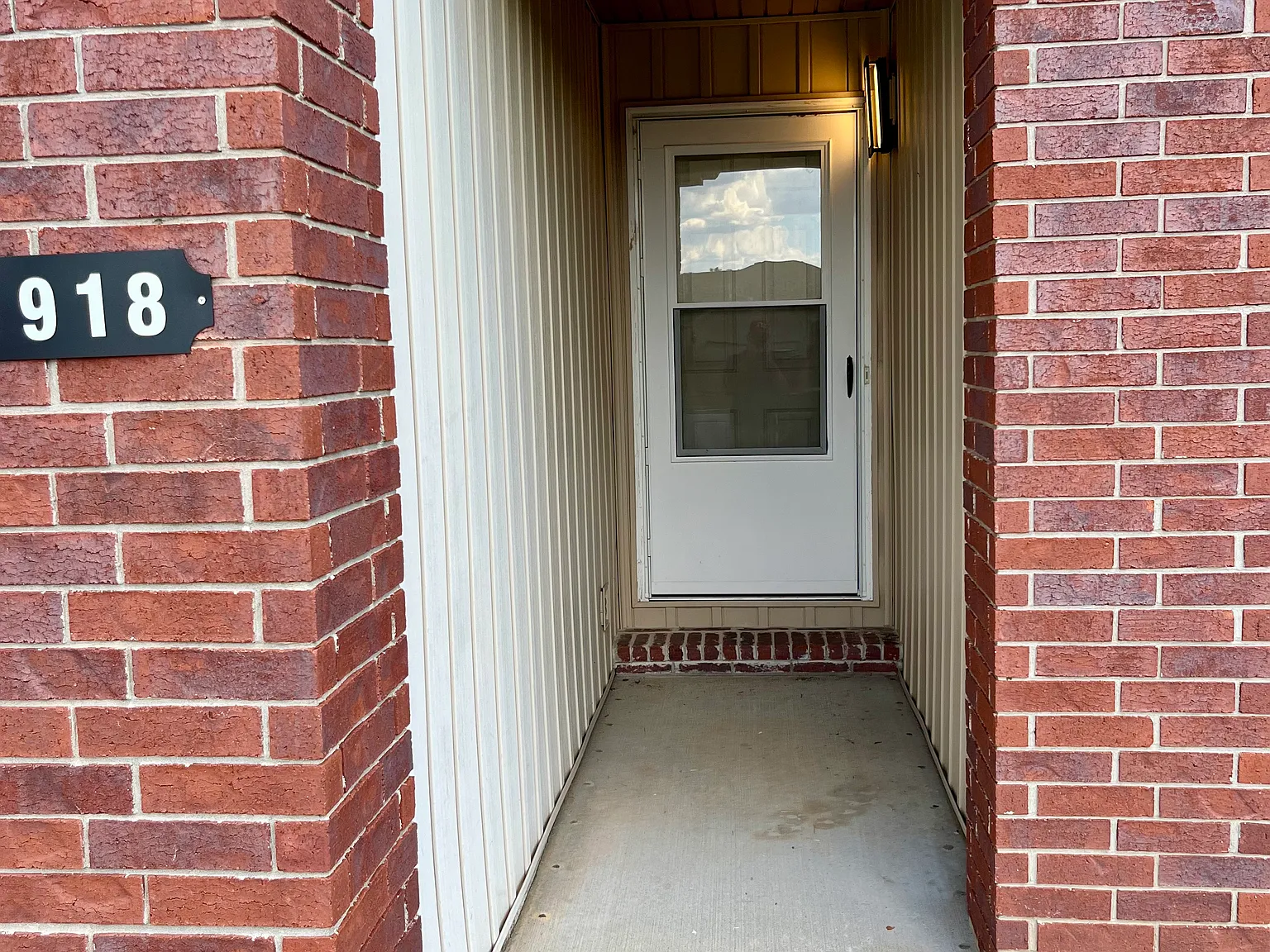 1918 S Bryson Cir — Photo 2