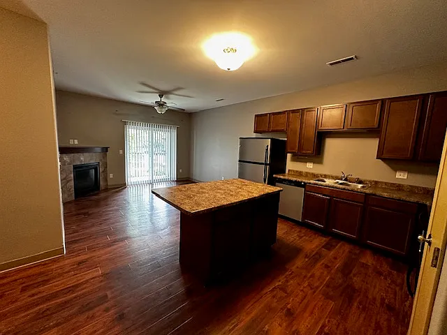 3 bed, 1260 sqft, $2,700 — Photo 2
