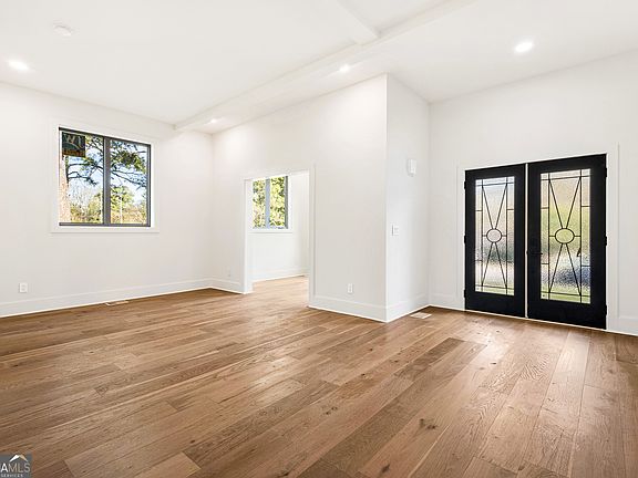 3rd image of 2047 Drew Valley Rd NE