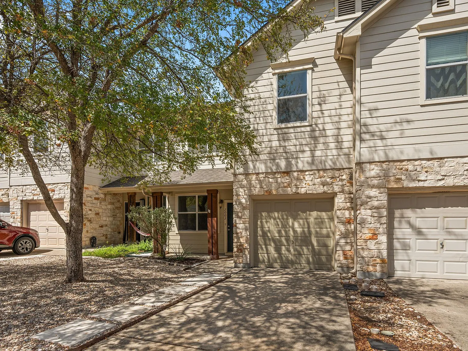 512 Eberhart Ln — Photo 4
