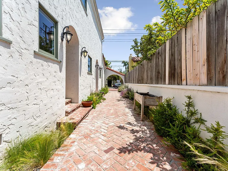 2231 Overland Ave — Photo 6
