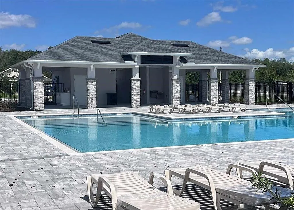 3 bed, 2.0 bath, 1515 sqft, $2,400 — Photo 2