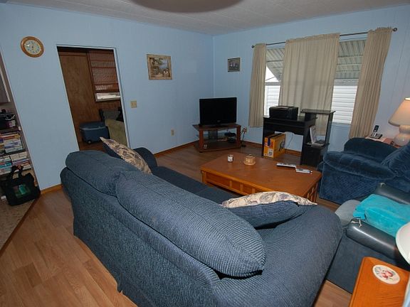 5th image of 174 Cypress Ln W