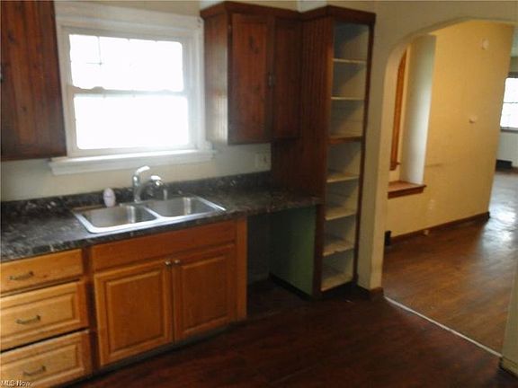 4th image of 241 Kenmore Ave SE
