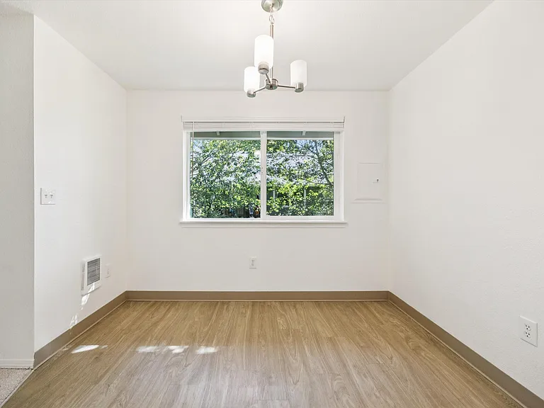 Crestbrook Apartments — Photo 22
