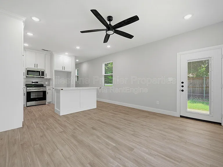 931 W Collins St — Photo 5