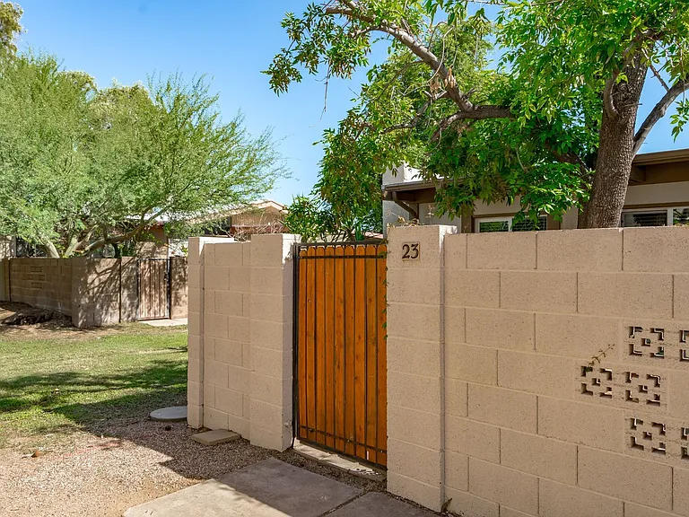 555 N May #23 — Photo 19