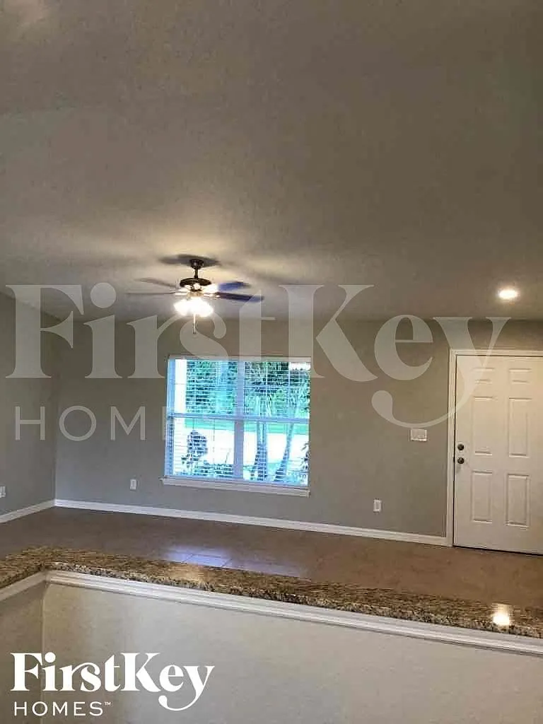 3 bed, 2.0 bath, 1612 sqft, $1,945 — Photo 2