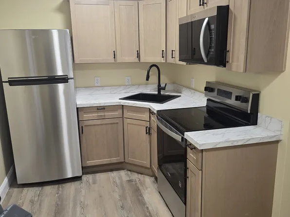 225 Spruce St #1B, Manchester, NH 03103