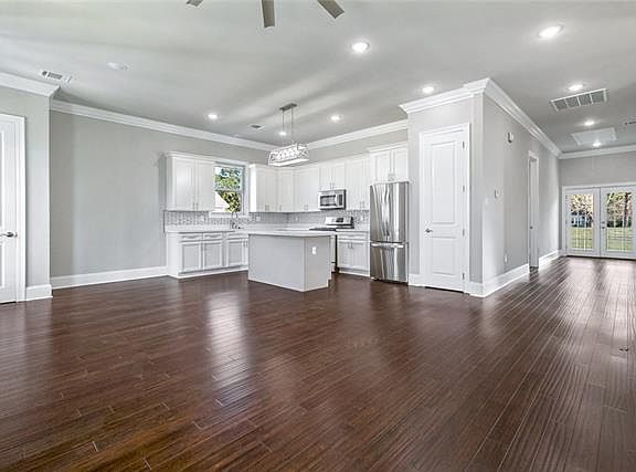 3rd image of 9 E Chalmette Cir