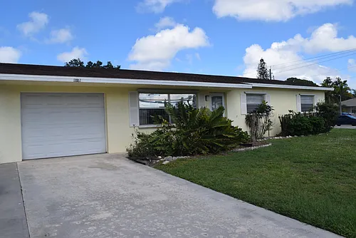 1881 SE Airoso Blvd Photo 1